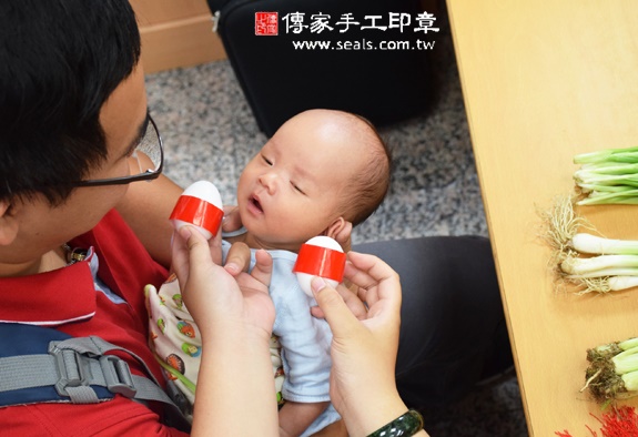 高寶寶(台中北區嬰兒寶寶滿月剃頭理髮、免費嬰兒剃胎毛儀式吉祥話)。中國風會場，爸媽寶貝免費穿「日中韓」古裝禮服。專業拍照、DVD光碟、證書。★購買「臍帶章、肚臍章、胎毛筆刷印章」贈送：剃頭、收涎、抓周，三選一。 2015.11.15 照片3